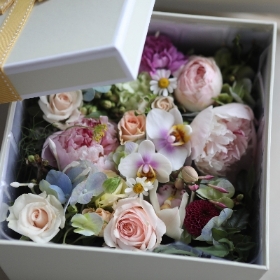 The Just Nice Pastal Flowers & Chocolates  Gift Box